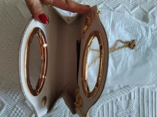 Bolso de fiesta dorado con asa