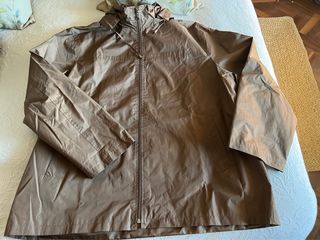 Chaqueta parka marrón con capucha