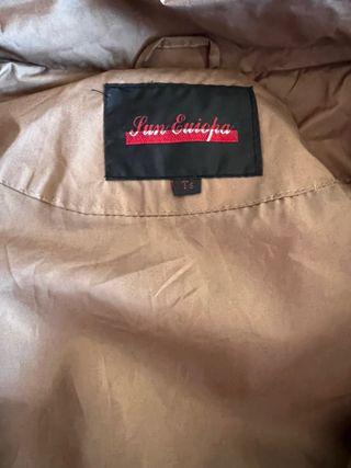 Chaqueta parka marrón con capucha