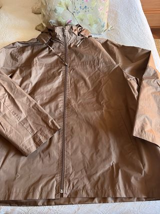 Chaqueta parka marrón con capucha