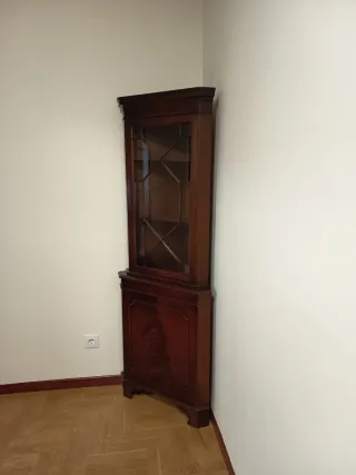 Vitrina y mueble esquinero de madera oscura