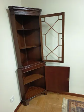 Vitrina y mueble esquinero de madera oscura