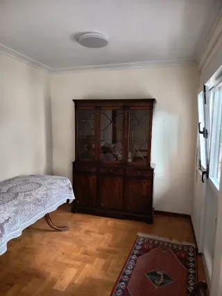 Vitrina y mueble esquinero de madera oscura