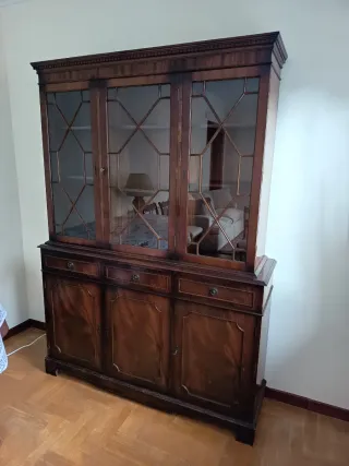 Vitrina y mueble esquinero de madera oscura