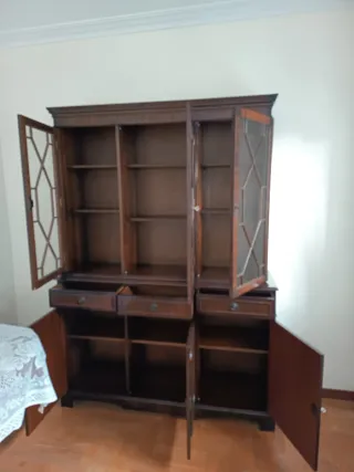 Vitrina y mueble esquinero de madera oscura