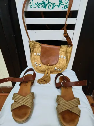 Bolso y sandalias de rafia y piel