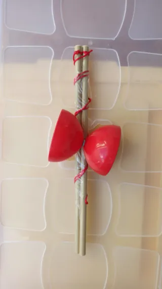 Diábolo rojo con palos de madera