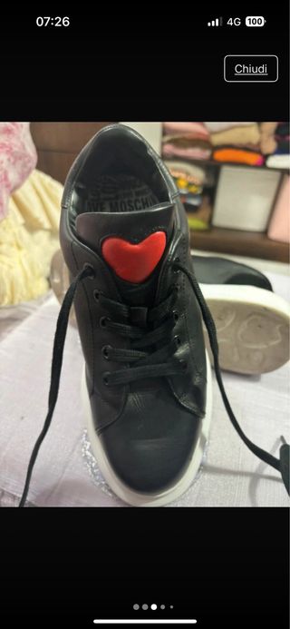 Scarpe Moschino sneakers nere cuore rosso