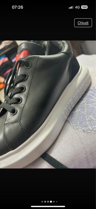 Scarpe Moschino sneakers nere cuore rosso