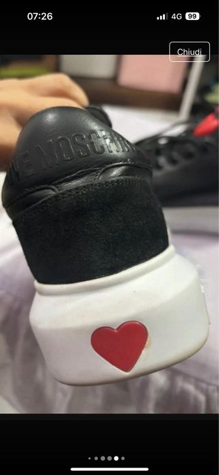 Scarpe Moschino sneakers nere cuore rosso
