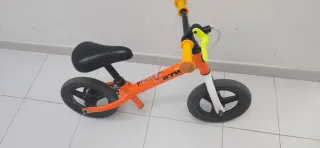 Bicicleta de equilibrio naranja