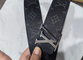 Cinturón LV Negro Hebilla Plateada