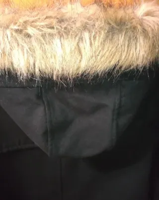 Abrigo corto negro con capucha T.L Stradivarius