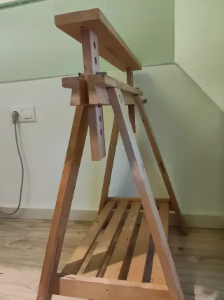 Mesa cristal semitransparente caballetes madera