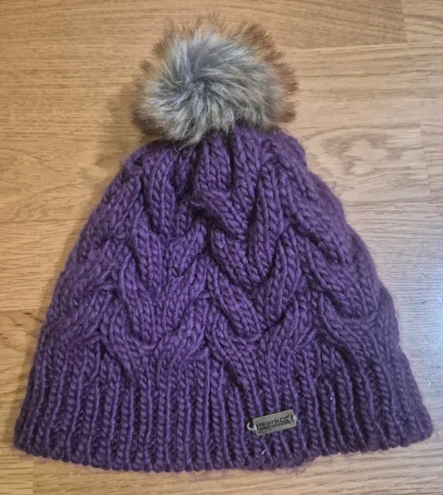 Gorro de punto Regatta púrpura con pompón