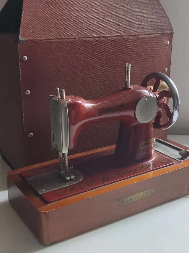 Macchina da cucire vintage Made in USSR