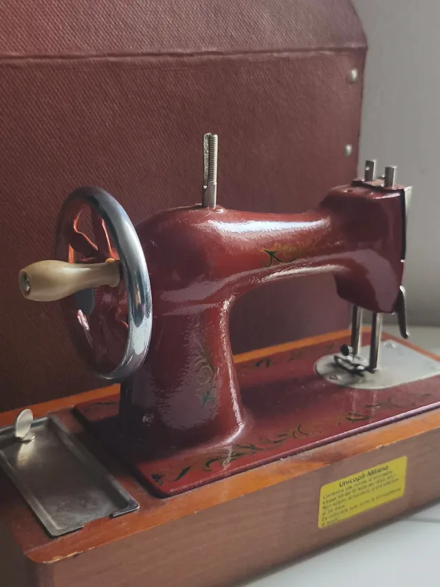 Macchina da cucire vintage Made in USSR