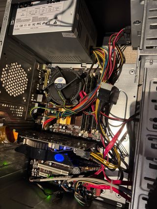 PC Intel Core 2 Quad ATI Radeon HD 5750 SSD