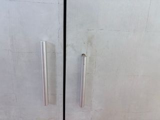 Aparador en tonos grises con cajones y puertas