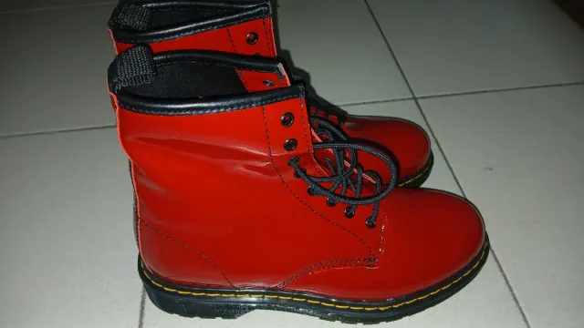 Scarpe anfibi rosse in pelle lucida