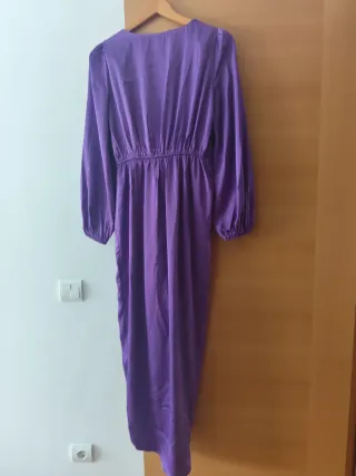 Vestido morado largo manga larga
Es de shein