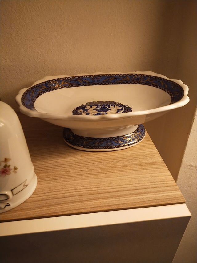 Fuente de porcelana azul y blanca