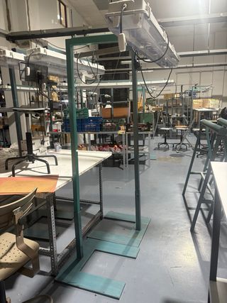 Pie de mesa con lámpara para marroquinería