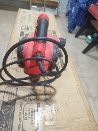 Piallatrice elettrica rossa