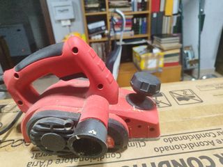 Piallatrice elettrica rossa