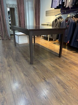 Mesa de comedor de madera oscura