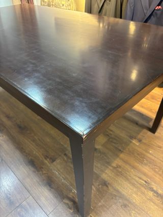 Mesa de comedor de madera oscura