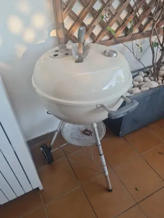 Barbecue a carbonella beige Weber