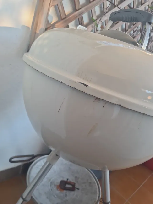 Barbecue a carbonella beige Weber