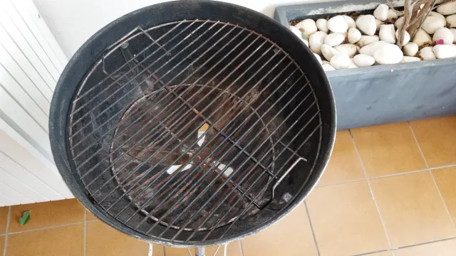 Barbecue a carbonella beige Weber