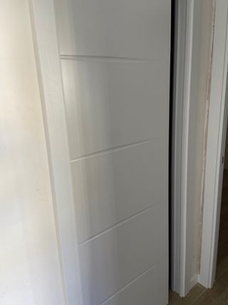 Puerta corredera lacada blanca sin estrenar