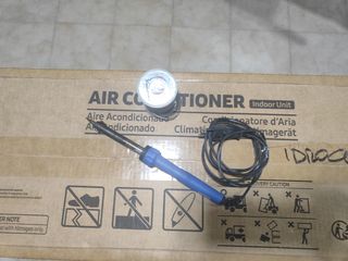 Saldatore con stagno