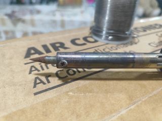 Saldatore con stagno