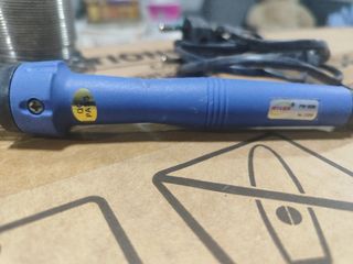 Saldatore con stagno