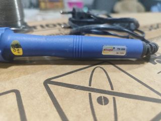 Saldatore con stagno