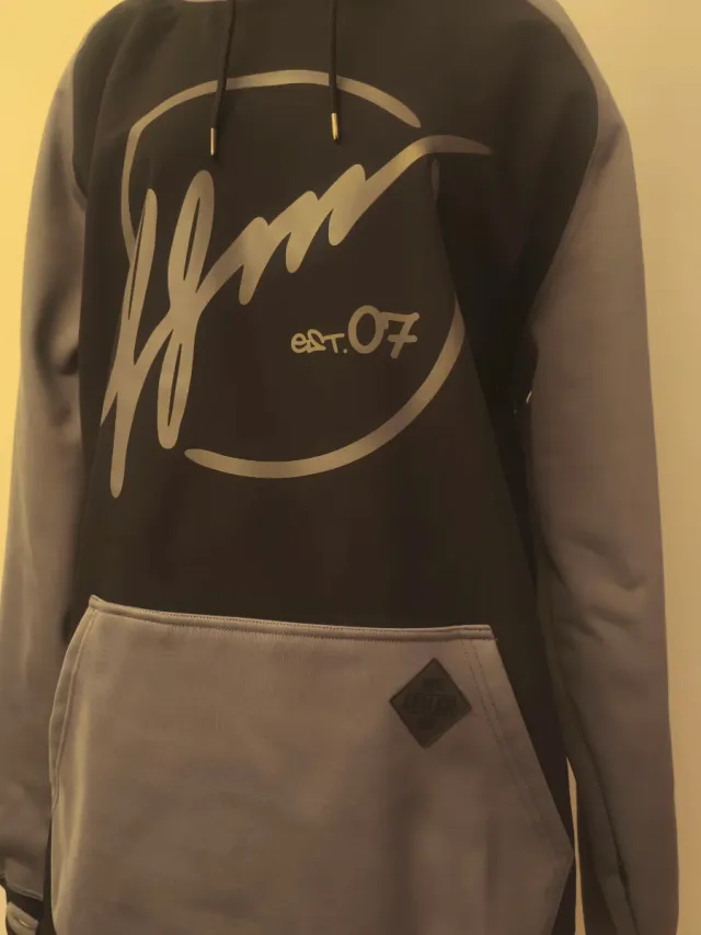 Sudadera bicolor con logo