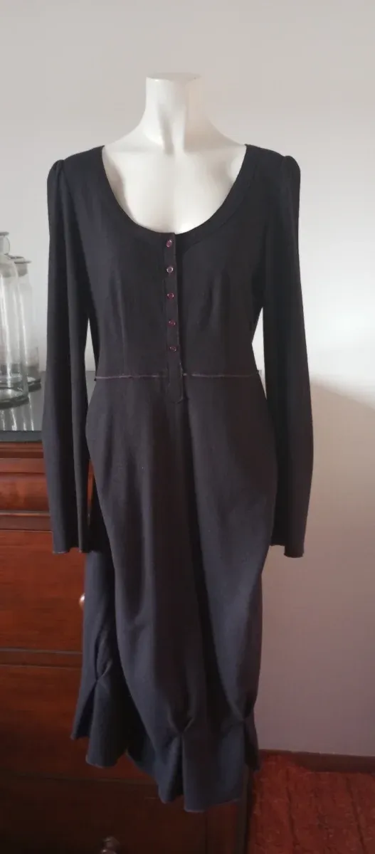 Elegante vestido midi mujer de color berenjena .