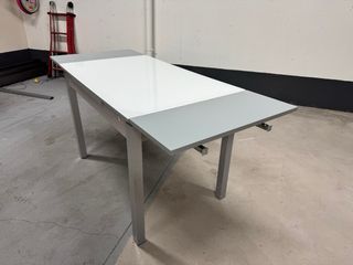 Mesa extensible blanca con 4 sillas