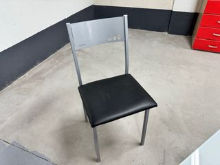 Mesa extensible blanca con 4 sillas