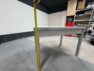 Mesa extensible blanca con 4 sillas