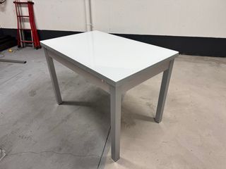 Mesa extensible blanca con 4 sillas