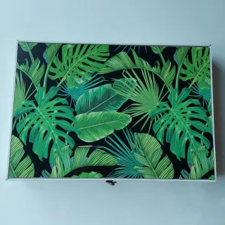 Copertura decorativa per banconi con foglie tropicali.