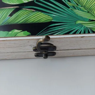 Copertura decorativa per banconi con foglie tropicali.