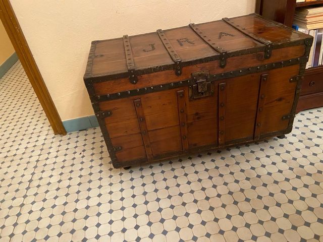 Baúl antiguo madera  MÁS cosas en mi perfil