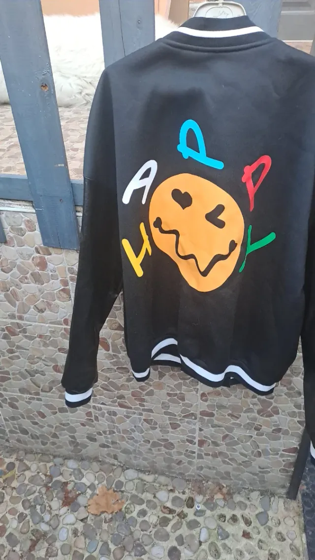 Chaqueta bomber negra con letra B