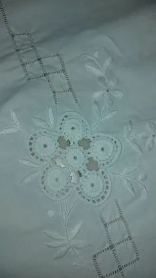 Tovaglia ricamata con 12 tovaglioli